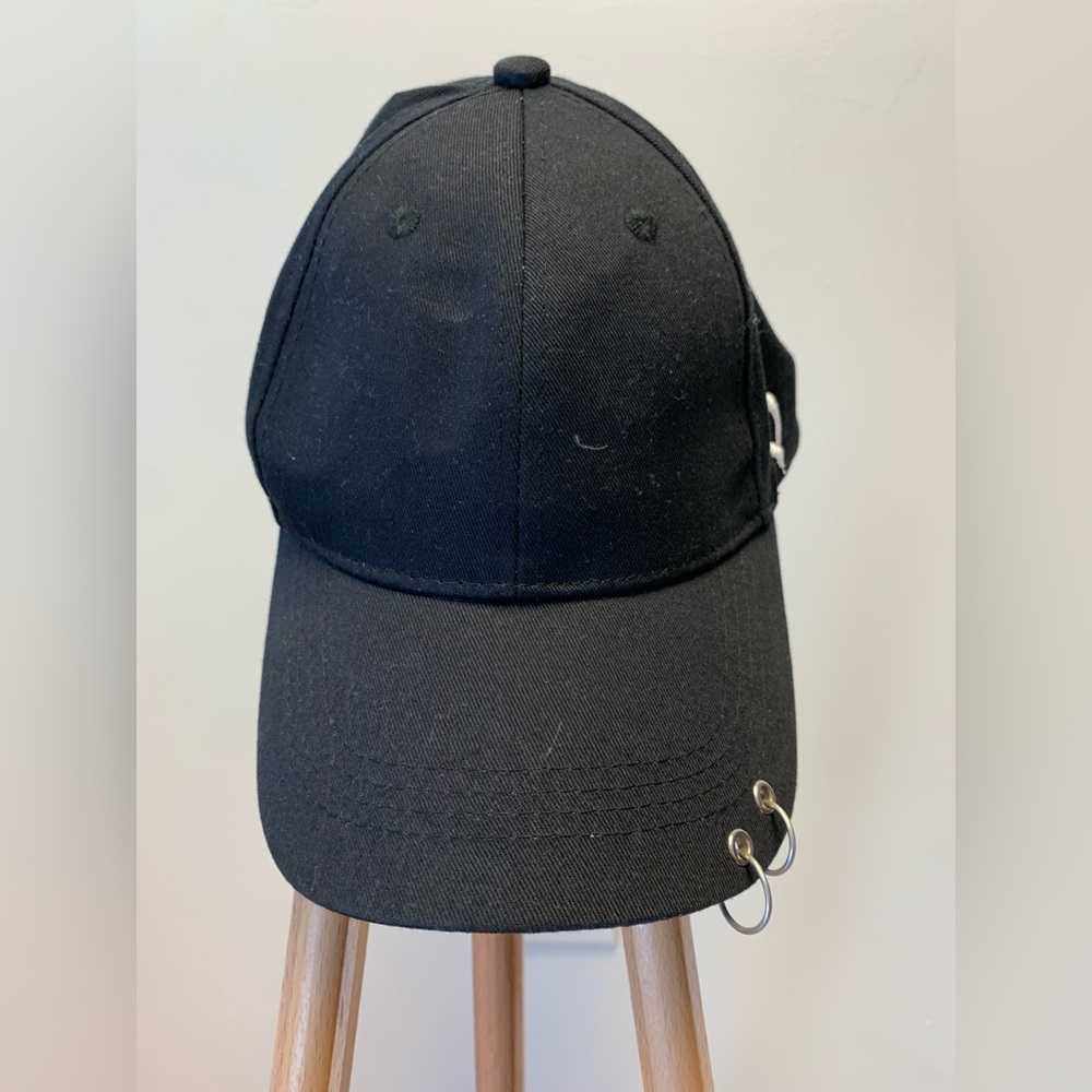 Black hat with rings